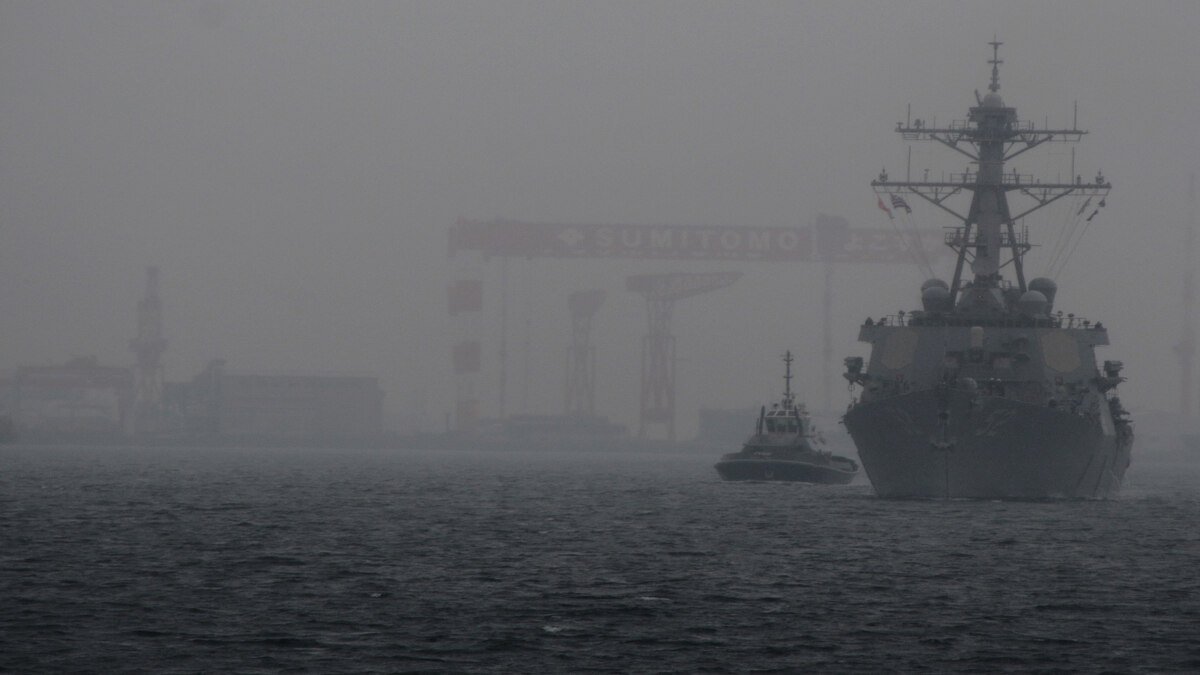 Naval warships operating together as part of a distributed missile defense architecture